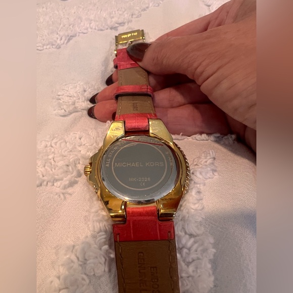 Michael Kors Camille
Women's Watch, Pink Leather Strap Gold & Crystal Bezel EUC - Picture 14 of 16